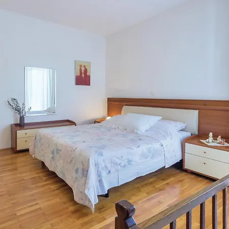 Cozy In With Wifi Apartment Pula